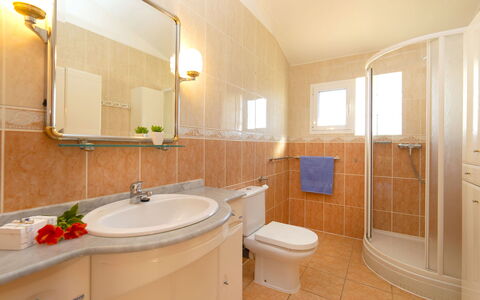 Nadine: Bagno, Proprietà, Camera, Interior Design, Immobiliare, Costruzione, Casa, Piastrella, Mobiletto Del Bagno, Pavimento