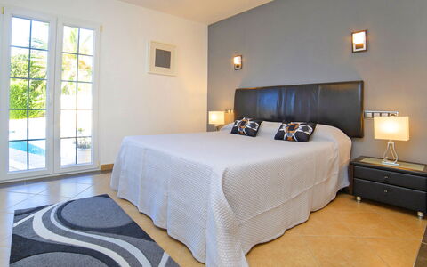 Nadine: Camera Da Letto, Letto, Mobilia, Camera, Proprietà, Interior Design, Telaio Del Letto, Lenzuolo, Pavimento, Parete