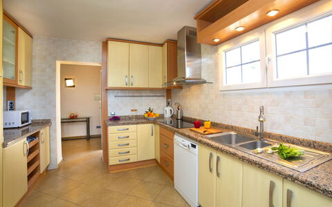 Nadine: Proprietà, Camera, Controsoffitto, Cucina, Cabinetry, Costruzione, Mobilia, Giallo, Casa, Interior Design