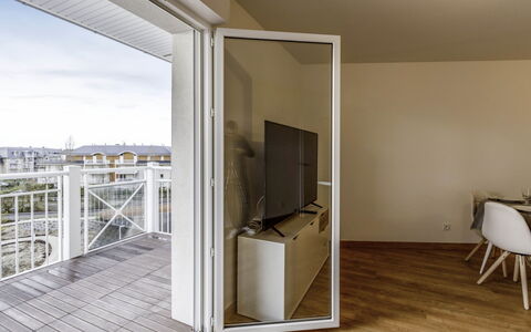 Les Cavaliers: Sala, Legna, Costruzione, Shade, Interior Design, Pavimento, Parete, Pavimentazione, Soggiorno
