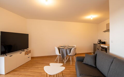 Les Cavaliers: Proprietà, Mobilia, Tavolo, Costruzione, Interior Design, Cabinetry, Legna, Divano, Illuminazione, Comfort