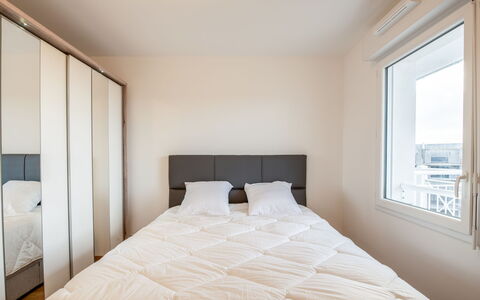 Les Cavaliers: Costruzione, Mobilia, Comfort, Azzurro, Finestra, Legna, Shade, Tessile, Interior Design