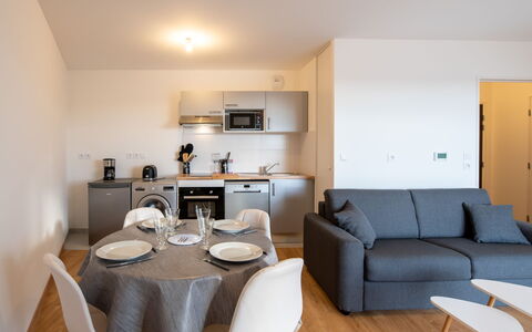 Les Cavaliers: Tavolo, Mobilia, Proprietà, Divano, Legna, Cornice, Interior Design, Pavimentazione, Costruzione, Pavimento