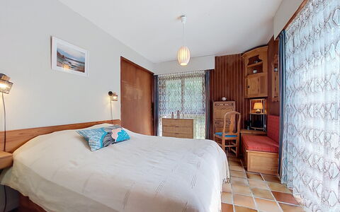 Ker Norge: Mobilia, Interior Design, Pavimentazione, Parete, Pavimento, Letto, Legna, Camera Da Letto, Soffitto, Camera