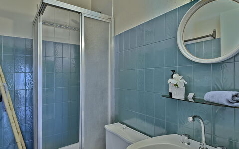 Ker Norge: Specchio, Rubinetto, Idraulico Fixture, Lavandino Del Bagno, Proprietà, Lavello, Bagno, Azzurro, Costruzione, Viola