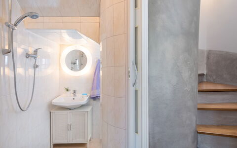 Villa Domenica: Bagno, Proprietà, Camera, Piastrella, Parete, Architettura, Casa, Idraulico Fixture, Interior Design, Pavimento