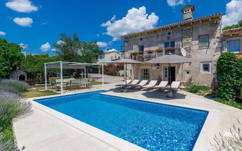 Villa Domenica: Nube, Pianta, Cielo, Acqua, Costruzione, Proprietà, Azzurro, Piscina, Shade, Finestra