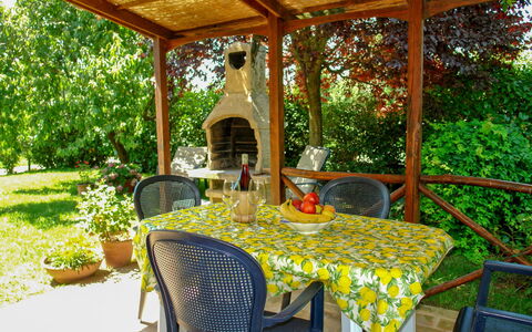 Podere Gioia: Proprietà, Tavolo Esterno, Camera, Costruzione, Tavolo, Immobiliare, Terrazza, Mobilia, Portico, Casa