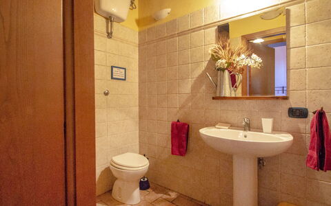 Podere Gioia: Bagno, Camera, Proprietà, Gabinetto, Interior Design, Idraulico Fixture, Piastrella, Architettura, Parete, Costruzione