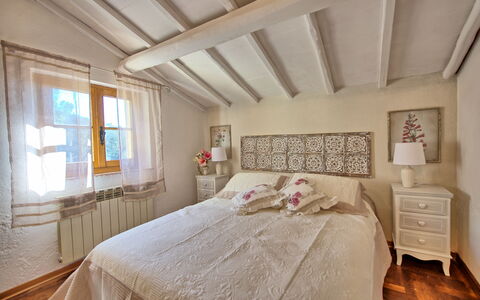 Casa Fioraie: Camera Da Letto, Letto, Camera, Mobilia, Proprietà, Soffitto, Interior Design, Lenzuolo, Telaio Del Letto, Bedding