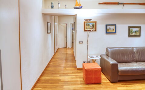 Dai Fiorentini - Apartment In Levanto: Camera, Pavimento, Proprietà, Mobilia, Pavimento In Legno, Costruzione, Casa, Interior Design, Soggiorno, Latifoglie