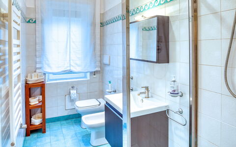 Dai Fiorentini - Apartment In Levanto: Bagno, Proprietà, Camera, Blu, Costruzione, Interior Design, Immobiliare, Architettura, Casa, Idraulico Fixture