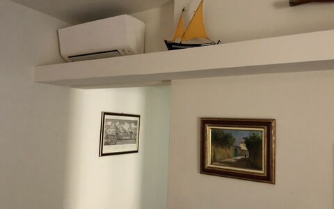 Dai Fiorentini - Apartment In Levanto: Cornice, Costruzione, Rettangolo, Legna, Mensola, Scaffalature, Parete, Pavimento, Arte, Pavimentazione