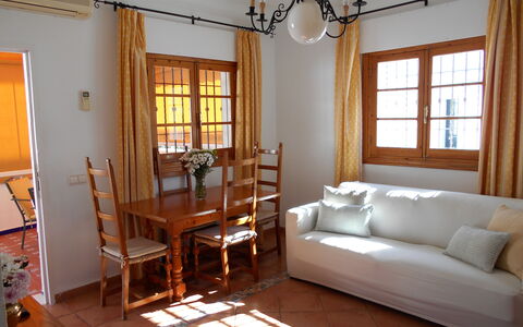 Apartamento Caracola: Mobilia, Tavolo, Costruzione, Finestra, Cornice, Legna, Lampada, Comfort, Tessile, Shade