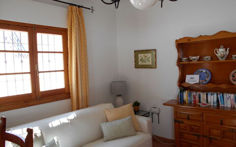 Apartamento Caracola: Mobilia, Proprietà, Finestra, Divano, Legna, Tessile, Interior Design, Illuminazione, Pavimento, Shade