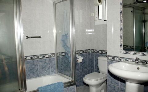 Apartamento Caracola: Idraulico Fixture, Lavello, Specchio, Proprietà, Rubinetto, Lavandino Del Bagno, Bagno, Pianta, Vasca Da Bagno, Doccia
