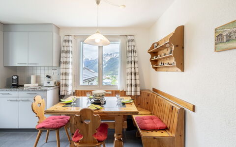 Ferienwohnung Wüest: Mobilia, Proprietà, Tavolo, Cabinetry, Finestra, Legna, Sedia, Interior Design, Pavimento, Pavimentazione