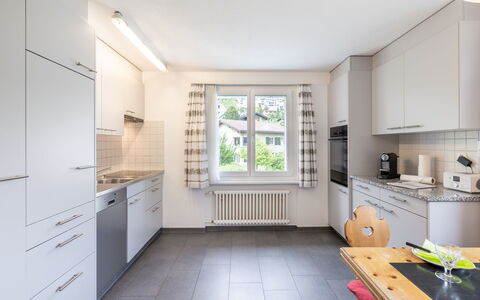 Ferienwohnung Wüest: Cabinetry, Mobilia, Controsoffitto, Finestra, Cucina, Architettura, Legna, Cassetto, Pavimentazione