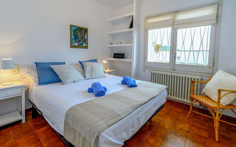 La Marina Blanca: Camera Da Letto, Mobilia, Camera, Letto, Proprietà, Lenzuolo, Interior Design, Pavimento, Telaio Del Letto, Blu