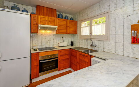 La Marina Blanca: Controsoffitto, Camera, Proprietà, Cucina, Cabinetry, Mobilia, Arancia, Interior Design, Costruzione, Piastrella