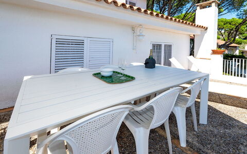 La Marina Blanca: Tavolo, Mobilia, Costruzione, Legna, Mobili Da Esterno, Finestra, Shade, Interior Design, Tavolo Esterno, Pianta