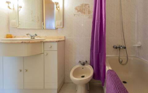 La Pineda 156: Bagno, Viola, Camera, Proprietà, Rosa, Idraulico Fixture, Parete, Interior Design, Architettura, Gabinetto