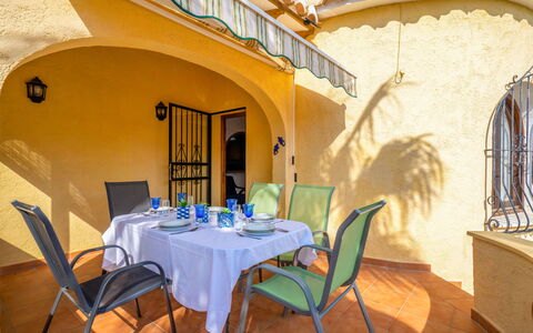 Mirador: Proprietà, Camera, Interior Design, Ristorante, Sala Da Pranzo, Giallo, Costruzione, Tavolo, Immobiliare, Casa