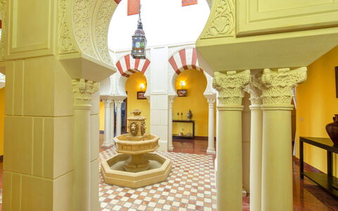 Azahara: Giallo, Proprietà, Camera, Interior Design, Proprietà Del Materiale, Pavimento, Architettura, Mobilia, Modanatura, Casa