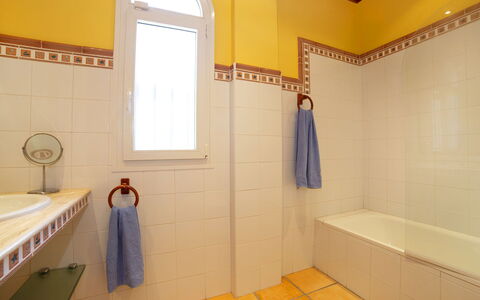 Azahara: Proprietà, Idraulico Fixture, Bagno, Finestra, Giallo, Interior Design, Architettura, Costruzione, Vasca Da Bagno
