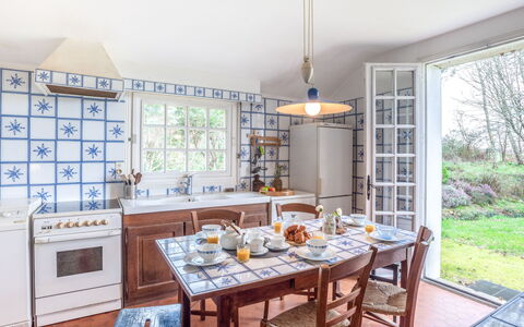 Kerlioret: Proprietà, Camera, Mobilia, Cucina, Giallo, Interior Design, Immobiliare, Casa, Costruzione, Casa