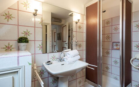 Kerlioret: Bagno, Camera, Proprietà, Interior Design, Costruzione, Immobiliare, Architettura, Casa, Idraulico Fixture, Soffitto