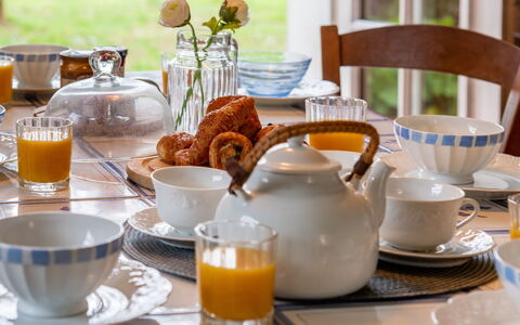 Kerlioret: Prima Colazione, Pasto, Brunch, Serveware, Cibo, Bevanda, Tazza, Piattino
