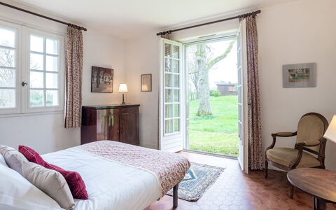 Kerlioret: Camera Da Letto, Mobilia, Camera, Proprietà, Letto, Interior Design, Lenzuolo, Telaio Del Letto, Costruzione, Pavimento