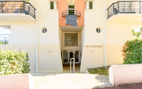 Villa D'Automne: Pianta, Proprietà, Costruzione, Finestra, Azzurro, Quartiere, Linea, Parete, Urban Design