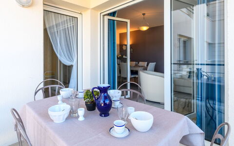 Villa D'Automne: Tavolo, Mobilia, Proprietà, Costruzione, Sedia, Azzurro, Blu, Interior Design, Tessile, Illuminazione