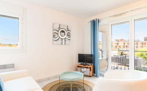 Villa D'Automne: Mobilia, Cornice, Tavolo, Azzurro, Divano, Shade, Soggiorno, Legna, Interior Design, Pavimento