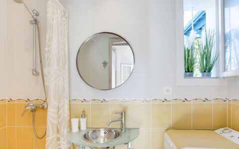 Etxe Tikia: Specchio, Idraulico Fixture, Rubinetto, Proprietà, Lavandino Del Bagno, Costruzione, Bagno, Lavello, Interior Design