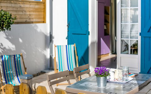 Etxe Tikia: Tavolo, Proprietà, Giorno, Mobilia, Blu, Pianta, Fiore, Verde, Porta, Legna