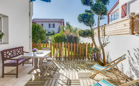 Etxe Tikia: Pianta, Proprietà, Costruzione, Blu, Cielo, Azzurro, Finestra, Legna, Mobili Da Esterno, Tavolo