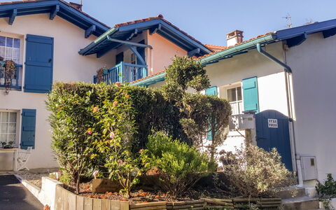 Etxe Tikia: Pianta, Cielo, Finestra, Proprietà, Costruzione, Blu, Azzurro, Casa, Lotto