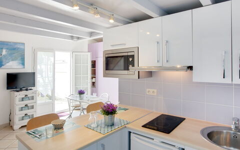 Etxe Tikia: Cabinetry, Lavandino Della Cucina, Controsoffitto, Lavello, Proprietà, Mobilia, Bianca, Cucina Stufa, Elettrodomestico Da Cucina, Cucina