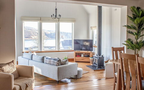 Bay View: Mobilia, Divano, Tavolo, Legna, Finestra, Shade, Soggiorno, Interior Design, Pavimentazione, Pavimento