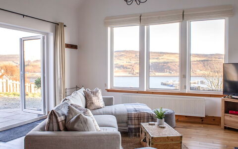Bay View: Mobilia, Proprietà, Finestra, Divano, Costruzione, Shade, Legna, Interior Design, Tavolo