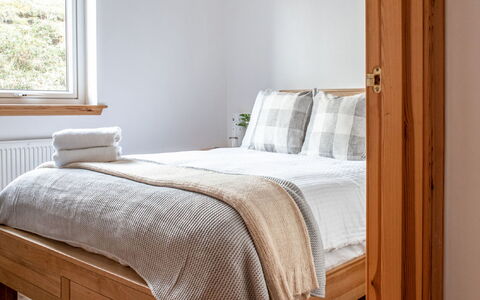Bay View: Camera Da Letto, Mobilia, Letto, Lenzuolo, Camera, Bedding, Telaio Del Letto, Proprietà, Materasso, Interior Design