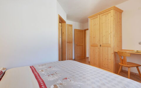 Fabio Deluca: Mobilia, Costruzione, Tavolo, Legna, Comfort, Porta, Pavimento, Sedia, Cabinetry