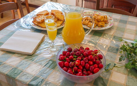 Fonte del Ceppo 2: Cibo, Tavolo, Tavola, Mobilia, Pianta, Dishware, Sedia, Ingrediente, Piatto, Tovaglia