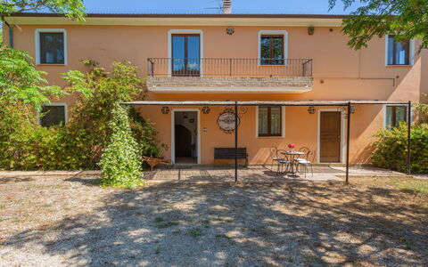 Fonte del Ceppo 2: Tavolo, Cielo, Mobilia, Proprietà, Costruzione, Interior Design, Legna, Shade, Pavimentazione, Sedia