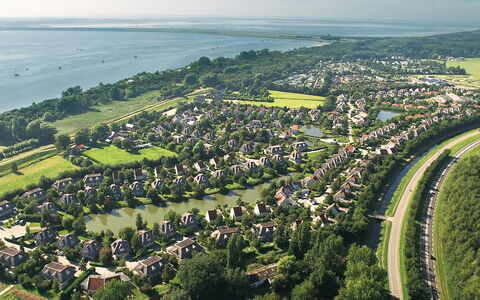 Citta Romana: Acqua, Cielo, Risorse Idriche, Paesaggio Naturale, Ambiente Naturale, Nube, Albero, Lotto, Vegetazione, Urban Design