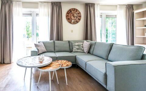 Citta Romana: Soggiorno, Mobilia, Camera, Interior Design, Divano, Proprietà, Tavolino Da Caffè, Verde, Tavolo, Pavimento