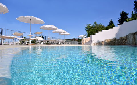 Residence Montesarago: Acqua, Cielo, Piscina, Azzurro, Blu, Ombrello, Pianta, Albero, Shade, Mobili Da Esterno